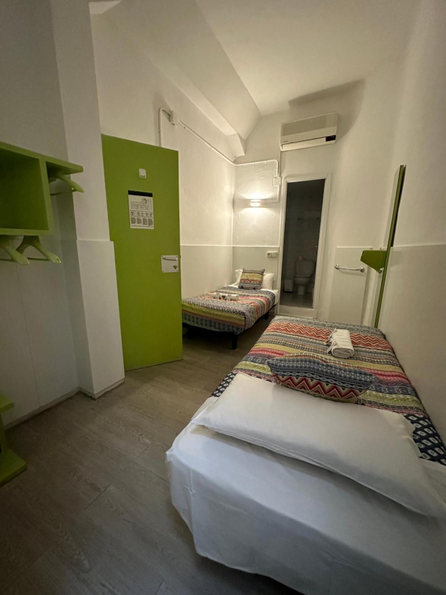 Youth Hostel - Central And Basic Universitat Barcelone Extérieur photo